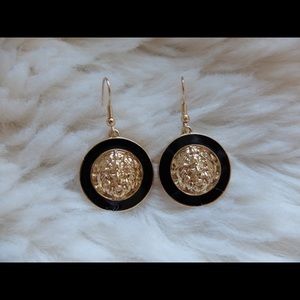 Metal round lion dangling earrings